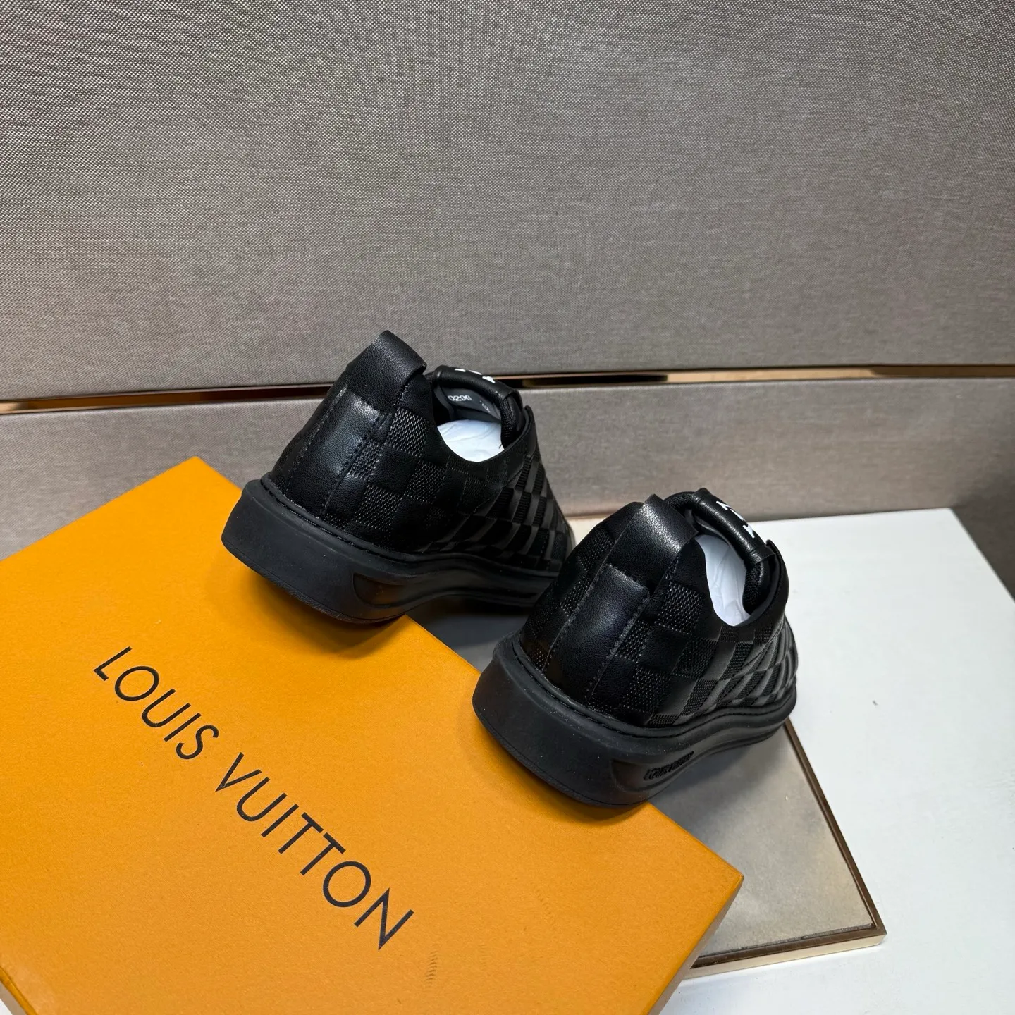 ⬛️Men's shoes 💰p442【LV～】Men's casual shoes 2025z cabinet sales simultaneously 🔶Size: 38-44#️⃣ 🔷2 colors🔜The upper is made of multi-material splicing➕Genuine leather lining, comfortable and breathable, sole: original comfortable and wear-resistant outsole, ⚠️Real shot📱Photographed🎬The real thing is better📢📢📢